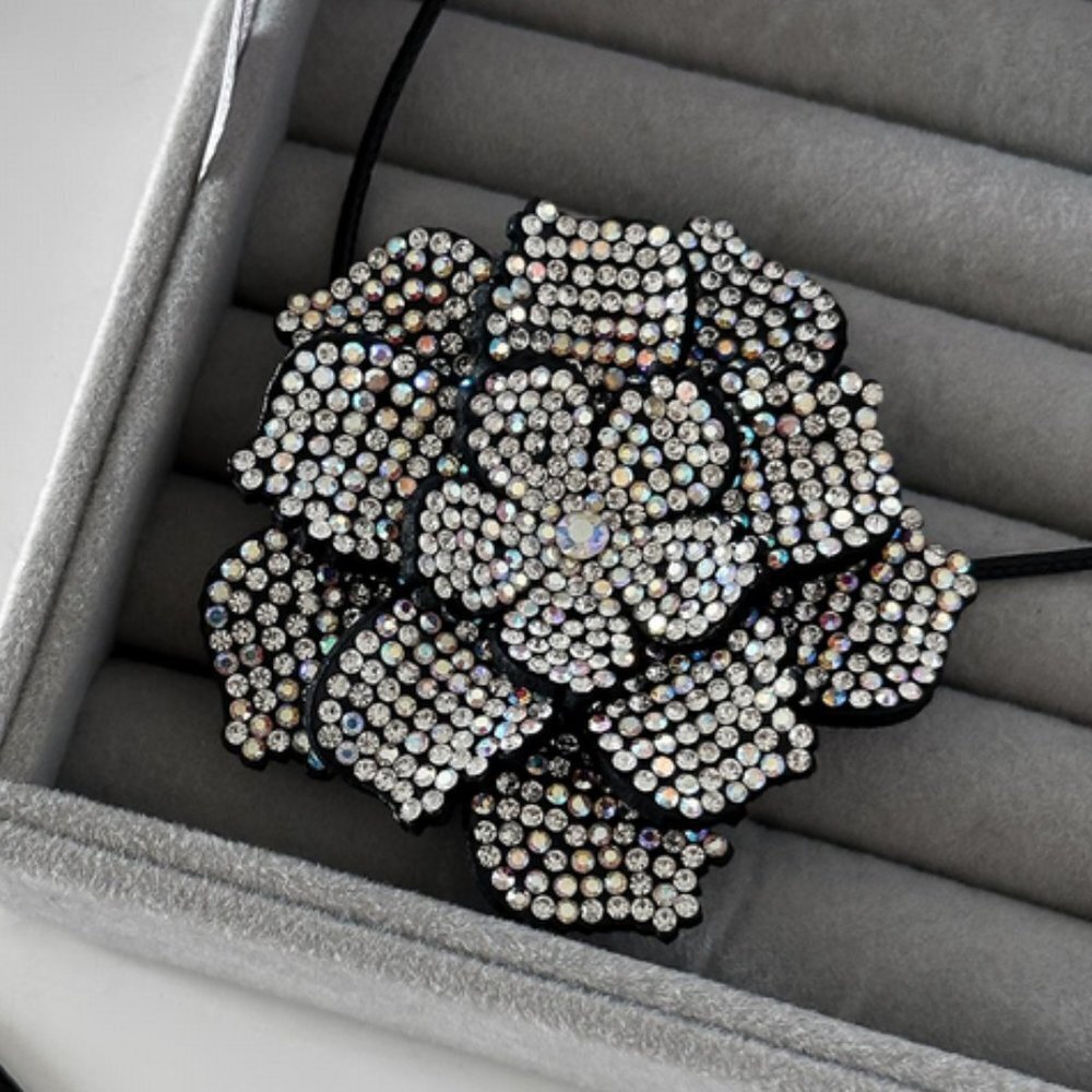 Floral Rhinestone wrap Necklace - Picture 2 of 5